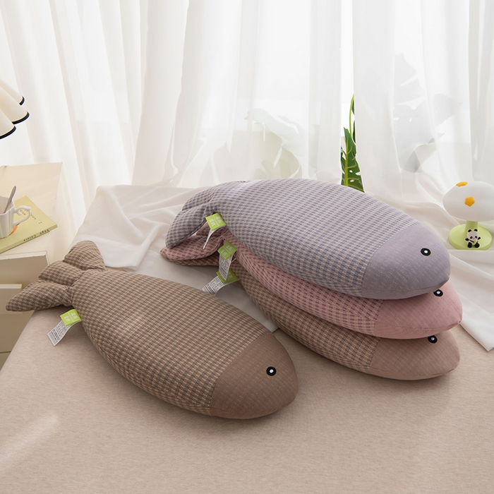 91家纺网 家纺一手货源 找家纺 芯洲 2025年新款荞麦枕年年有鱼水洗棉工艺枕抱枕萌趣枕芯荞麦枕 年年有鱼-高级灰  24*55cm