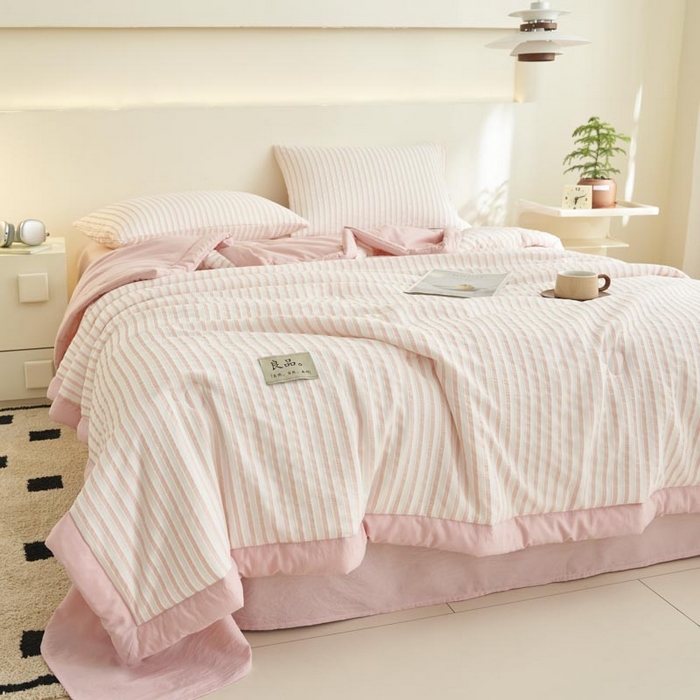 91家纺网 家纺一手货源 找家纺 子由家居 2025新款色织条纹提花大豆夏被四件套 色织条纹-浅粉