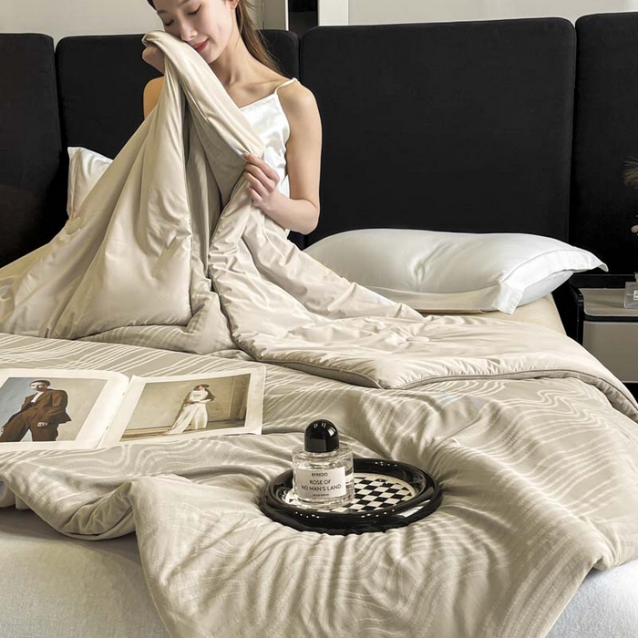 91家纺网 家纺一手货源 找家纺 子由家居 2025新款凉感丝浮雕提花大豆夏被被子被芯 曲线纹-香槟