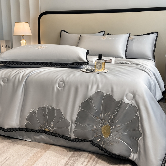 91家纺网 家纺一手货源 找家纺 子由家居 2025新款水洗真丝贴布绣花花边夏被四件套-太阳花 太阳花-浅灰