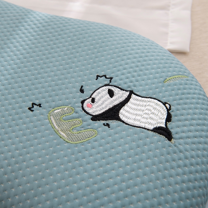 91家纺网 家纺一手货源 找家纺 芯洲 2025新款凉感记忆棉枕头儿童学生夏季冰丝凉枕护颈透气慢回弹记忆枕 梦乐园-蓝  25*50cm