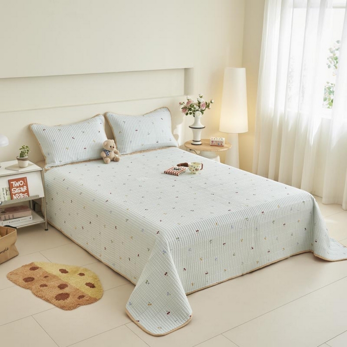 91家纺网 家纺一手货源 找家纺 子由家居 2025新款纯棉印花夹棉床盖 纯棉床盖-方格樱桃