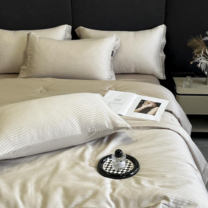 91家纺网 家纺一手货源 找家纺 子由家居 2025新款水洗真丝曲线银丝提花夏被四件套 银丝提花-香槟色