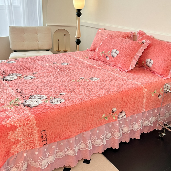 91家纺网 家纺一手货源 找家纺 珍爱家纺 2025新款冬季加厚夹棉保暖牛奶绒蕾丝花边床盖床裙单件三件套双人四件套 木棉花