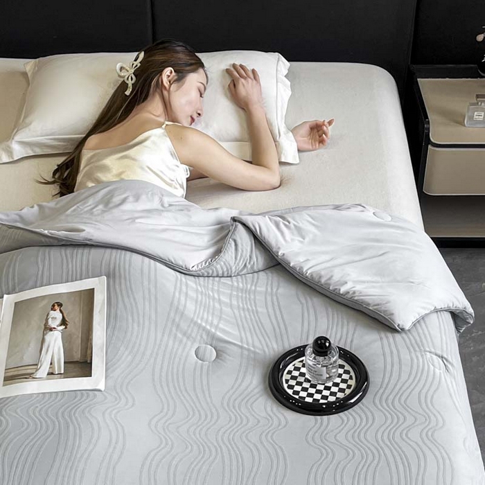 91家纺网 家纺一手货源 找家纺 子由家居 2025新款凉感丝浮雕提花大豆夏被被子被芯 曲线纹-浅灰