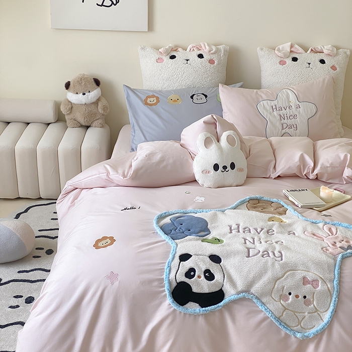 91家纺网 家纺一手货源 找家纺 （总）星野 2025新款40支斜纹全棉精致刺绣四件套-可爱小站(送抱枕)