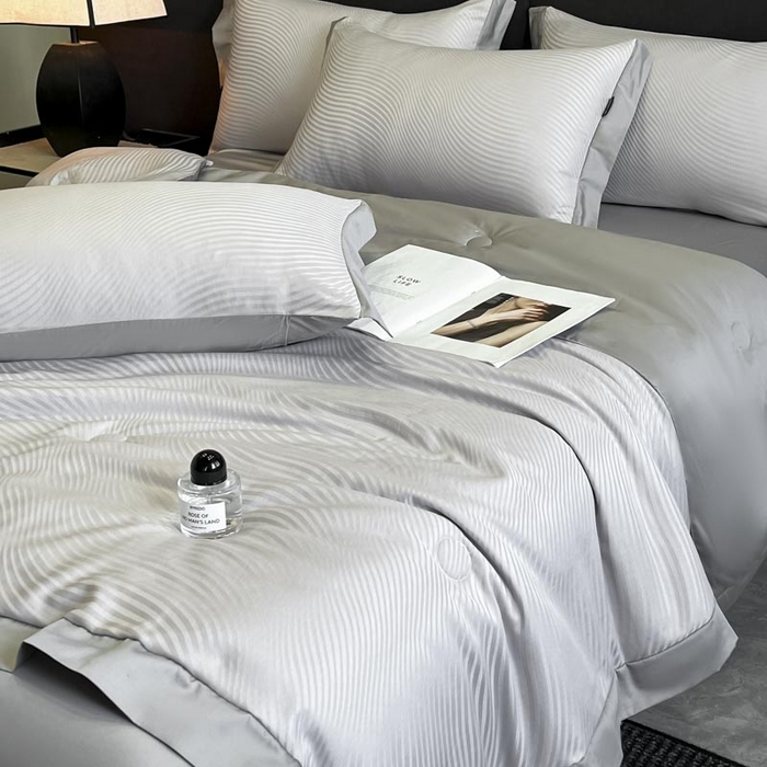 91家纺网 家纺一手货源 找家纺 子由家居 2025新款水洗真丝曲线银丝提花夏被四件套 银丝提花-浅灰