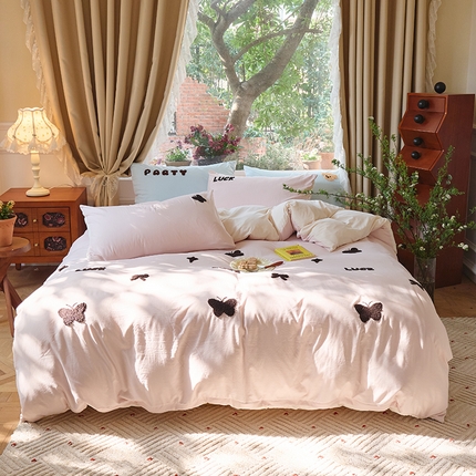 91家纺网 家纺一手货源 找家纺 鑫喜莱 2025新款水洗棉毛巾绣四件套场景一【全系图有买家秀文件】 梦幻蝶