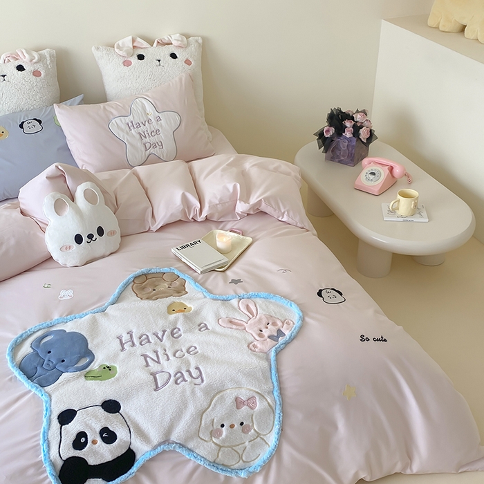 91家纺网 家纺一手货源 找家纺 （总）星野 2025新款40支斜纹全棉精致刺绣四件套-可爱小站(送抱枕)