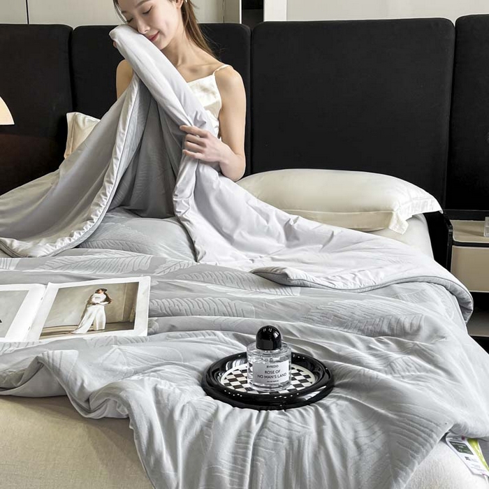 91家纺网 家纺一手货源 找家纺 子由家居 2025新款凉感丝浮雕提花大豆夏被被子被芯 枫叶-浅灰