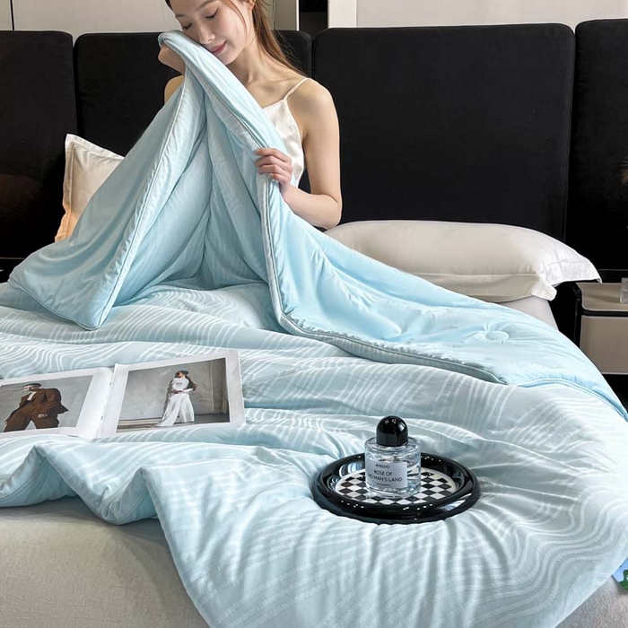 91家纺网 家纺一手货源 找家纺 子由家居 2025新款凉感丝浮雕提花大豆夏被被子被芯 曲线纹-天蓝