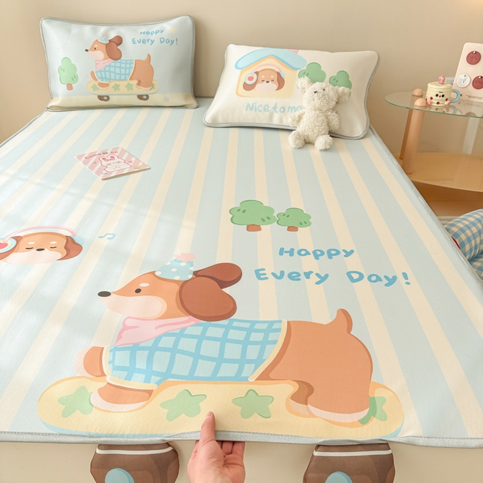 91家纺网 家纺一手货源 找家纺 慕尚家纺 2025新款凉感卡通工艺席 小腊肠