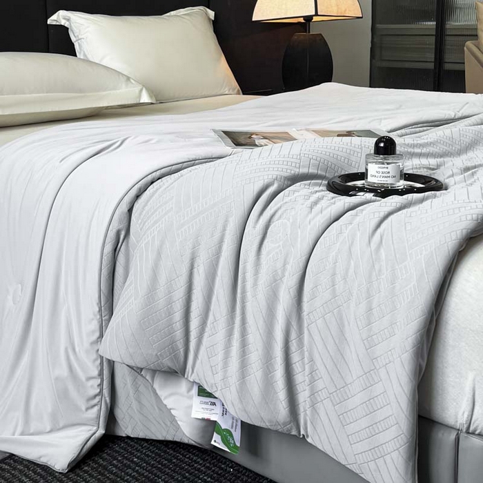 91家纺网 家纺一手货源 找家纺 子由家居 2025新款凉感丝浮雕提花大豆夏被被子被芯 经典格-浅灰