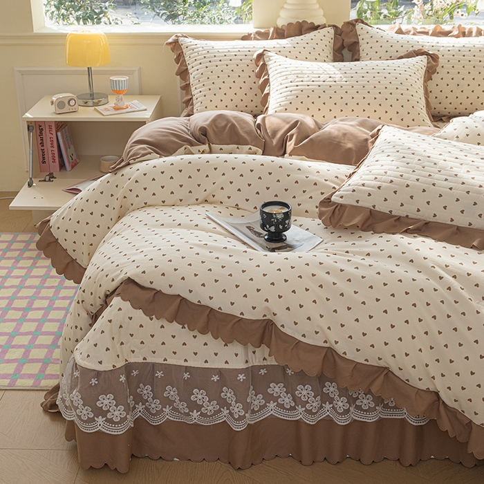 91家纺网 家纺一手货源 找家纺 珍爱家纺 2025新款A类针织棉双层纱夹棉床盖床裙花边单件三件四件套 小心心咖