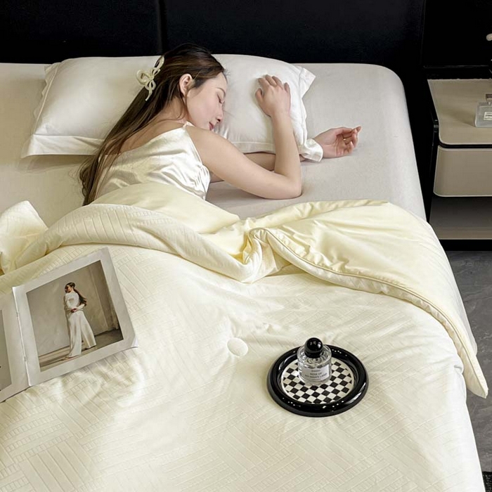 91家纺网 家纺一手货源 找家纺 子由家居 2025新款凉感丝浮雕提花大豆夏被被子被芯 经典格-米白