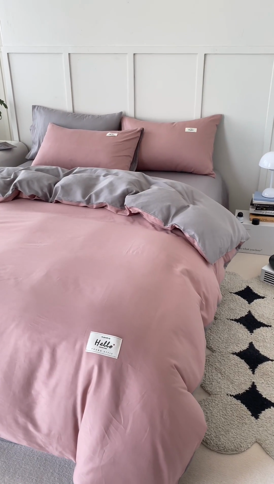 91家纺网 家纺一手货源 找家纺 798家纺 2026新款全棉13070纯色双拼系列四件套场景一 豆沙+深灰