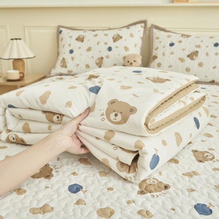 91家纺网 家纺一手货源 找家纺 子由家居 2025新款凉感丝豆豆夏被四件套 凉感豆豆被-可爱熊