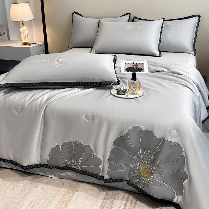 91家纺网 家纺一手货源 找家纺 子由家居 2025新款水洗真丝贴布绣花花边夏被四件套-太阳花 太阳花-浅灰