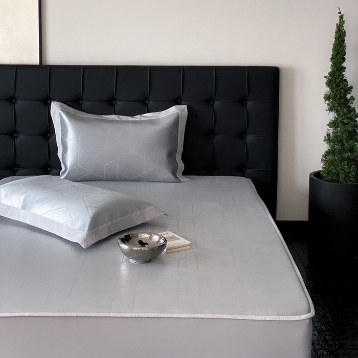 91家纺网 家纺一手货源 找家纺 由有家居 2025新款A类轻奢高精密7A抗菌色织可水洗冰丝床笠款凉席三件套 格调