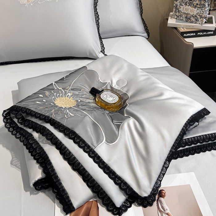 91家纺网 家纺一手货源 找家纺 子由家居 2025新款水洗真丝贴布绣花花边夏被四件套-太阳花 太阳花-浅灰