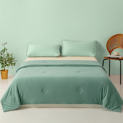 91家纺网 家纺一手货源 找家纺 大世界被王 2025新款纯色锦氨自然凉感丝夏被 孔雀绿