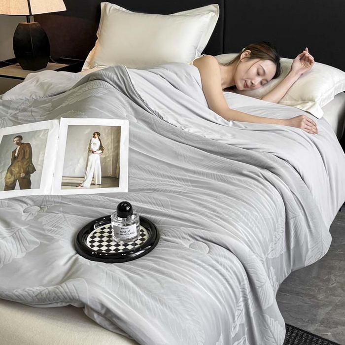 91家纺网 家纺一手货源 找家纺 子由家居 2025新款凉感丝浮雕提花大豆夏被被子被芯 枫叶-浅灰