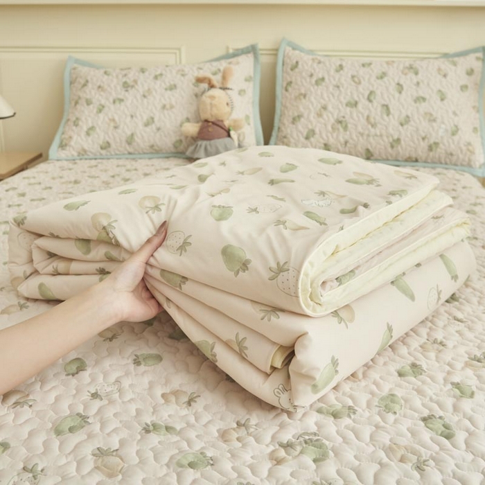 91家纺网 家纺一手货源 找家纺 子由家居 2025新款凉感丝豆豆夏被四件套 凉感豆豆被-草莓