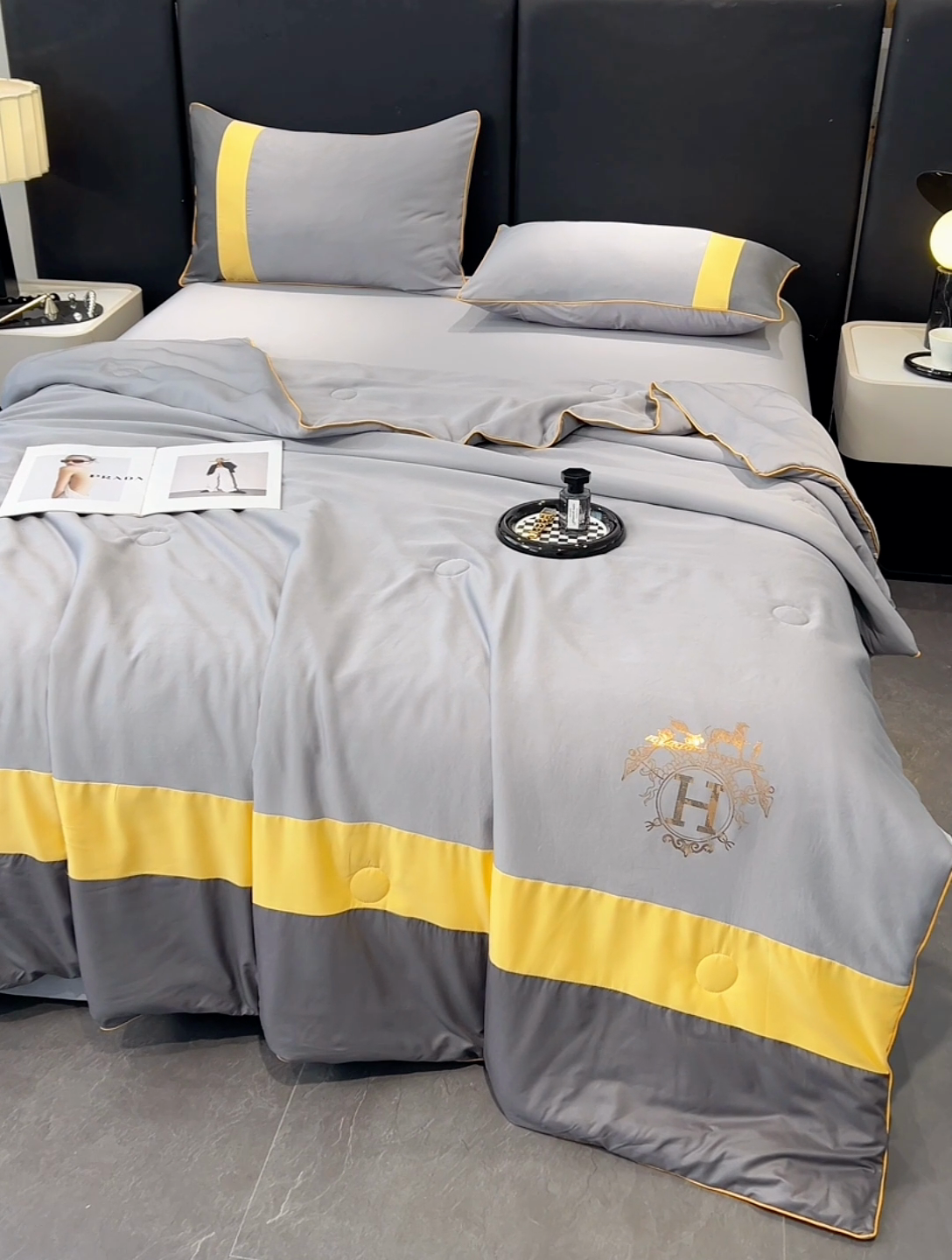 91家纺网 家纺一手货源 找家纺 缦纱 2025新款清凉舒适水洗冰丝双拼亮钻夏被 高级灰