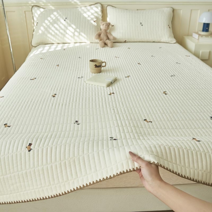 91家纺网 家纺一手货源 找家纺 子由家居 2025新款水洗邹邹纱小清新床盖 床盖-腊肠狗