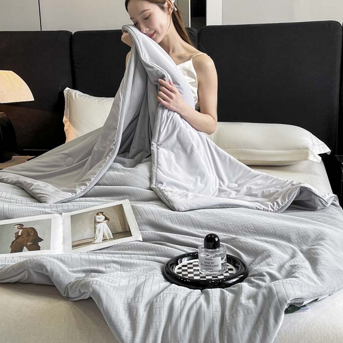 91家纺网 家纺一手货源 找家纺 子由家居 2025新款凉感丝浮雕提花大豆夏被被子被芯 经典格-浅灰