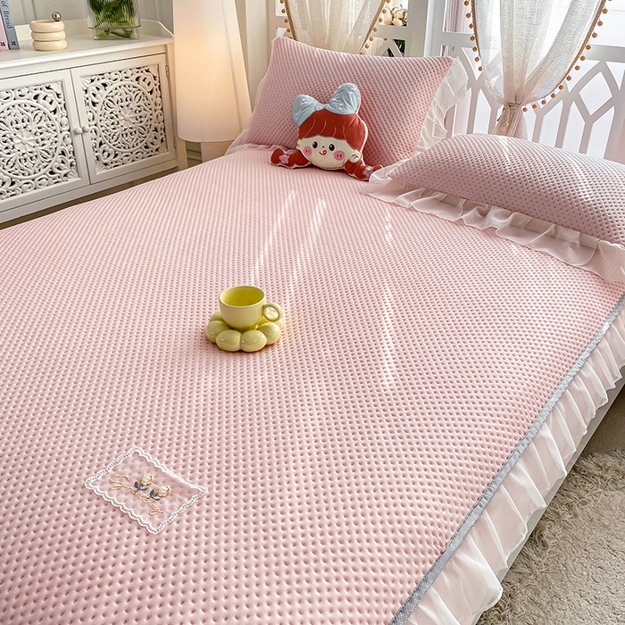 91家纺网 家纺一手货源 找家纺 眠势力 2025新款华夫格花边床笠豆豆凉席款夏季凉感床垫保护套 （提供买家秀） 奶油粉
