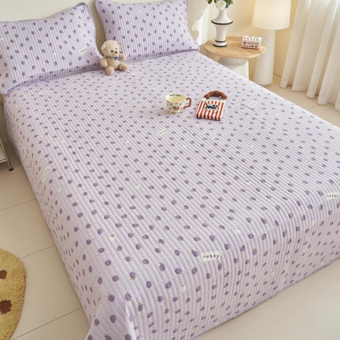 91家纺网 家纺一手货源 找家纺 子由家居 2025新款纯棉印花夹棉床盖 纯棉床盖-草莓季