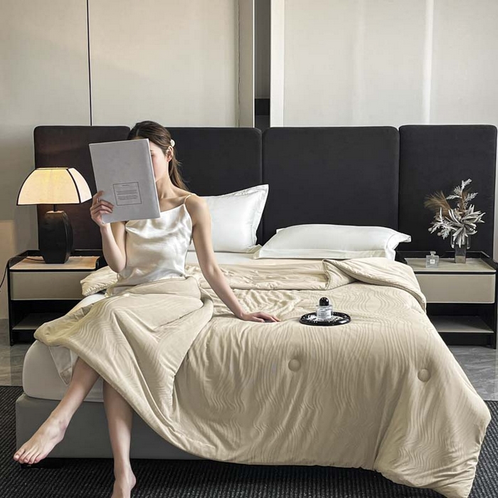 91家纺网 家纺一手货源 找家纺 子由家居 2025新款凉感丝浮雕提花大豆夏被被子被芯 曲线纹-香槟