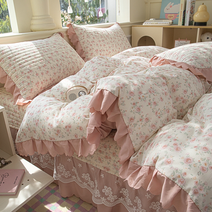 91家纺网 家纺一手货源 找家纺 珍爱家纺 2025新款A类针织棉双层纱夹棉床盖床裙花边单件三件四件套 春色满园