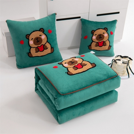 91家纺网 家纺一手货源 找家纺 宝马家纺（原梦童画）2025新款卡皮巴拉牛奶绒毛巾绣抱枕被 松石绿
