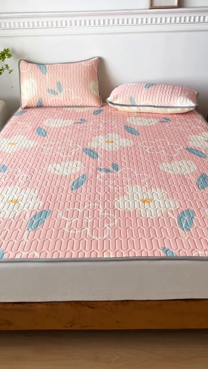 91家纺网 家纺一手货源 找家纺 悦织湾家纺 2025新款床单款乳胶席三件套印花纯色冰丝凉感夏凉席 一支莲粉