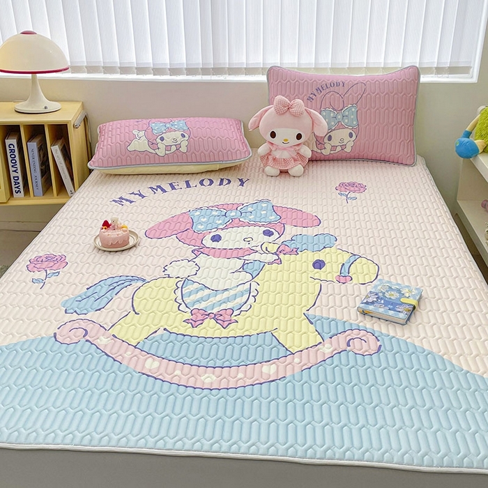 91家纺网 家纺一手货源 找家纺 米帛家纺2025新款大版三丽鸥乳胶凉席-绑带款 木马美乐蒂