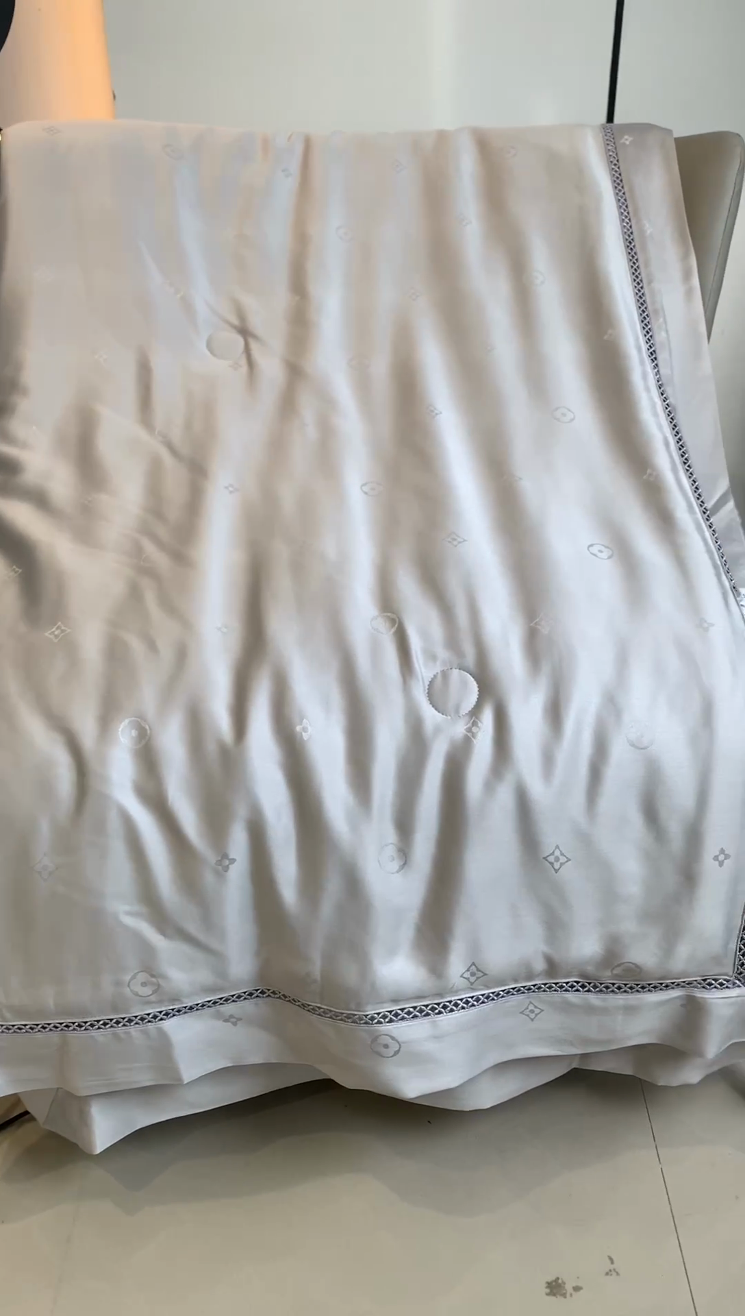 91家纺网 家纺一手货源 找家纺 奈萝家纺 2025新款60S天丝提花夏凉被空调被子被芯 典雅灰