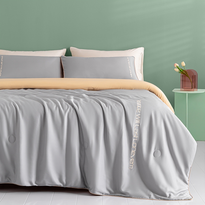 91家纺网 家纺一手货源 找家纺 子由家居 2025新款水洗真丝轻奢绣花系列夏被四件套 轻奢绣花-浅灰