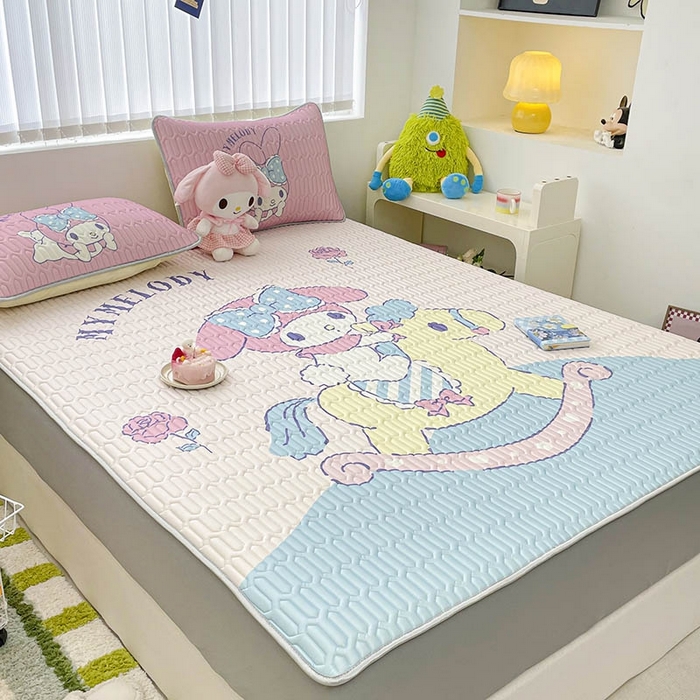 91家纺网 家纺一手货源 找家纺 米帛家纺2025新款大版三丽鸥乳胶凉席-绑带款 木马美乐蒂