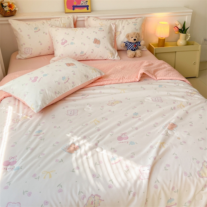 91家纺网 家纺一手货源 找家纺 盛秋家纺 2026新款A类水洗棉豆豆夏被系列 花满天+奶油粉