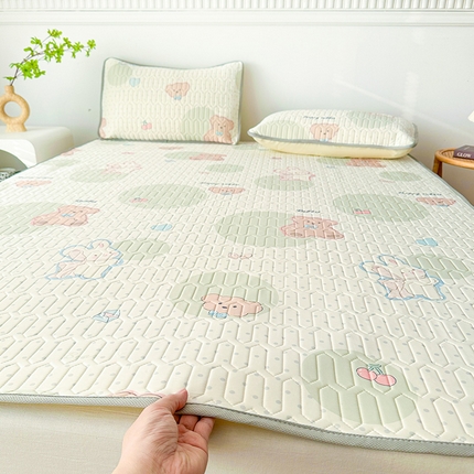 91家纺网 家纺一手货源 找家纺 悦织湾家纺 2025新款床单款乳胶席三件套印花纯色冰丝凉感夏凉席 气球熊绿