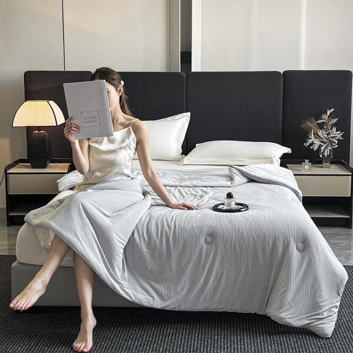 91家纺网 家纺一手货源 找家纺 子由家居 2025新款凉感丝浮雕提花大豆夏被被子被芯 曲线纹-浅灰