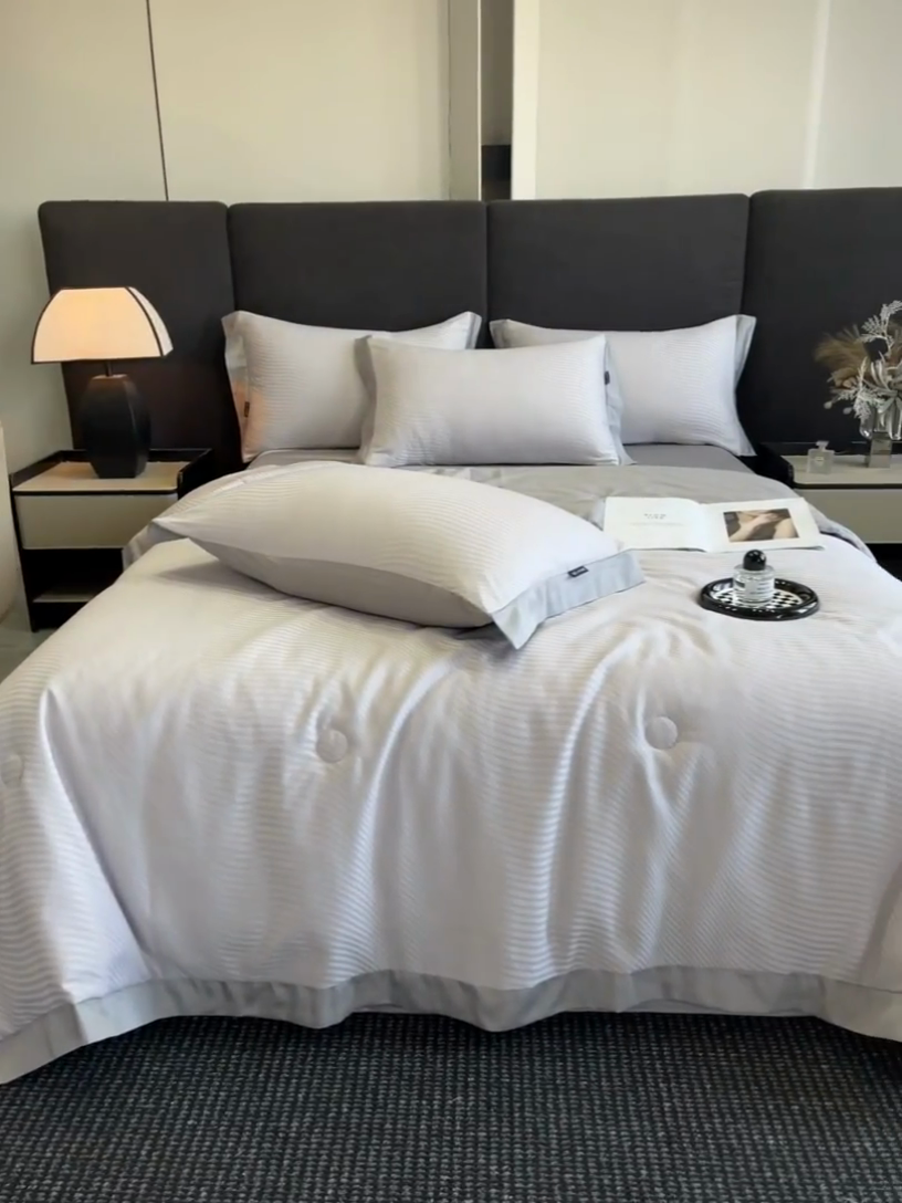 91家纺网 家纺一手货源 找家纺 子由家居 2025新款水洗真丝曲线银丝提花夏被四件套 银丝提花-浅灰