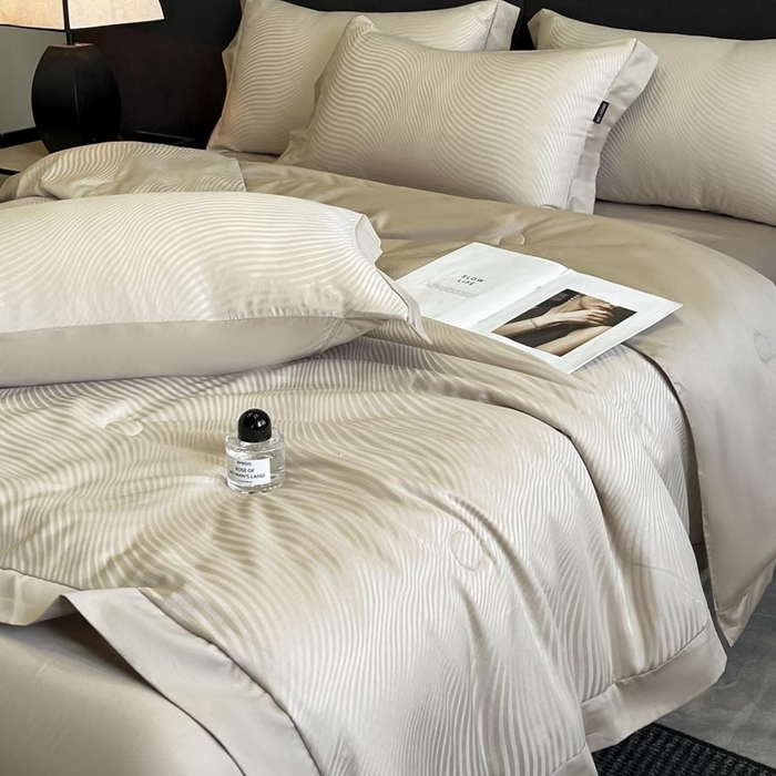 91家纺网 家纺一手货源 找家纺 子由家居 2025新款水洗真丝曲线银丝提花夏被四件套 银丝提花-香槟色