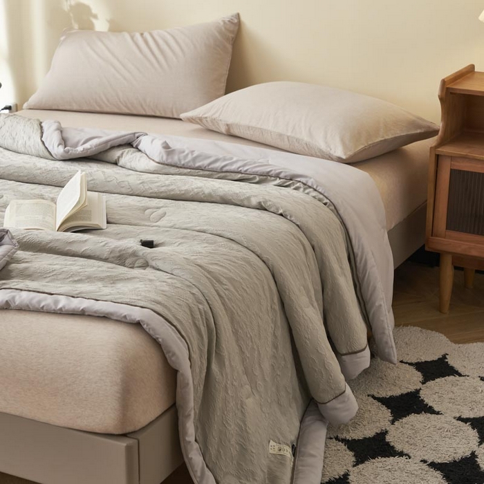 91家纺网 家纺一手货源 找家纺 子由家居 2025新款水洗浮雕大豆被被子被芯 法式浮雕-雅灰