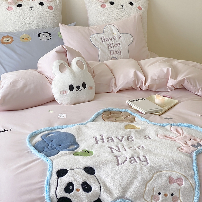 91家纺网 家纺一手货源 找家纺 （总）星野 2025新款40支斜纹全棉精致刺绣四件套-可爱小站(送抱枕)