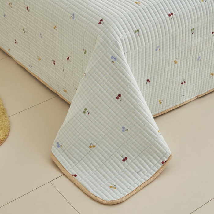 91家纺网 家纺一手货源 找家纺 子由家居 2025新款纯棉印花夹棉床盖 纯棉床盖-方格樱桃