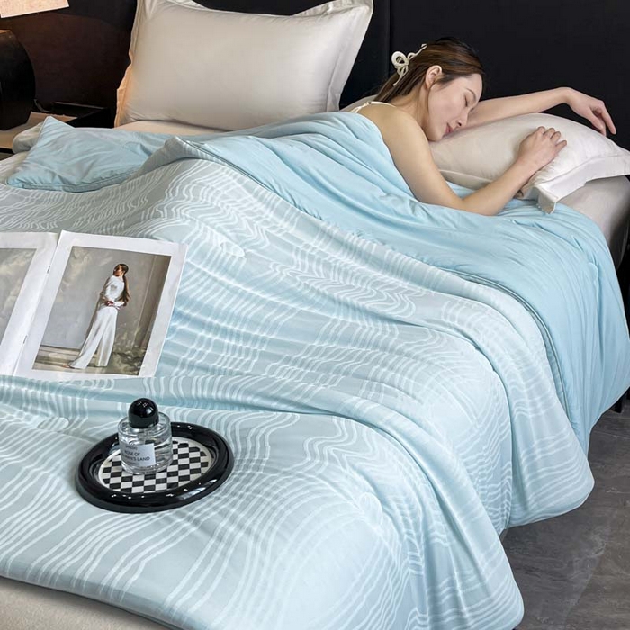 91家纺网 家纺一手货源 找家纺 子由家居 2025新款凉感丝浮雕提花大豆夏被被子被芯 曲线纹-天蓝