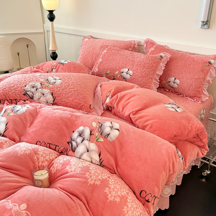 91家纺网 家纺一手货源 找家纺 珍爱家纺 2025新款冬季加厚夹棉保暖牛奶绒蕾丝花边床盖床裙单件三件套双人四件套 木棉花